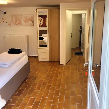 Idylischer Bachplatz